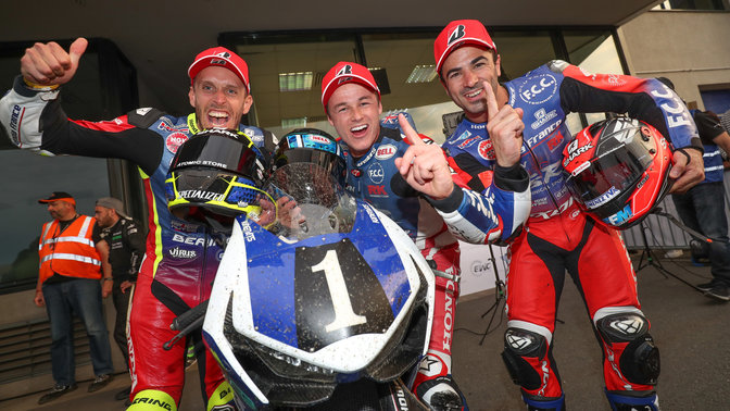 Los pilotos del equipo Honda EWC celebrando.