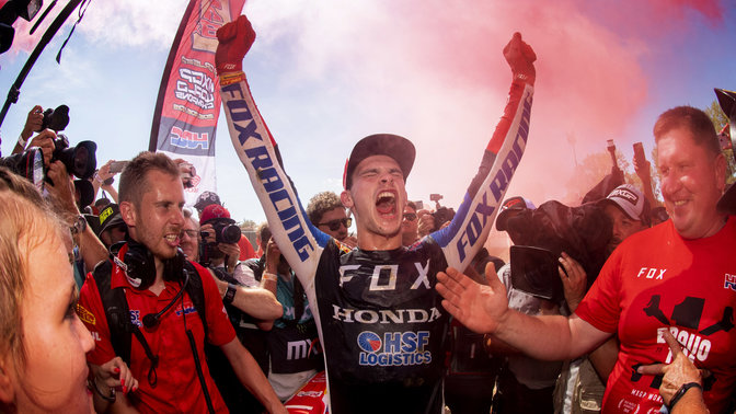 Piloto del equipo Honda MXGP celebrando una victoria.