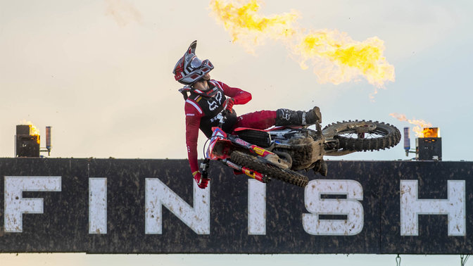 Piloto del equipo Honda MXGP en el aire en la línea de meta.