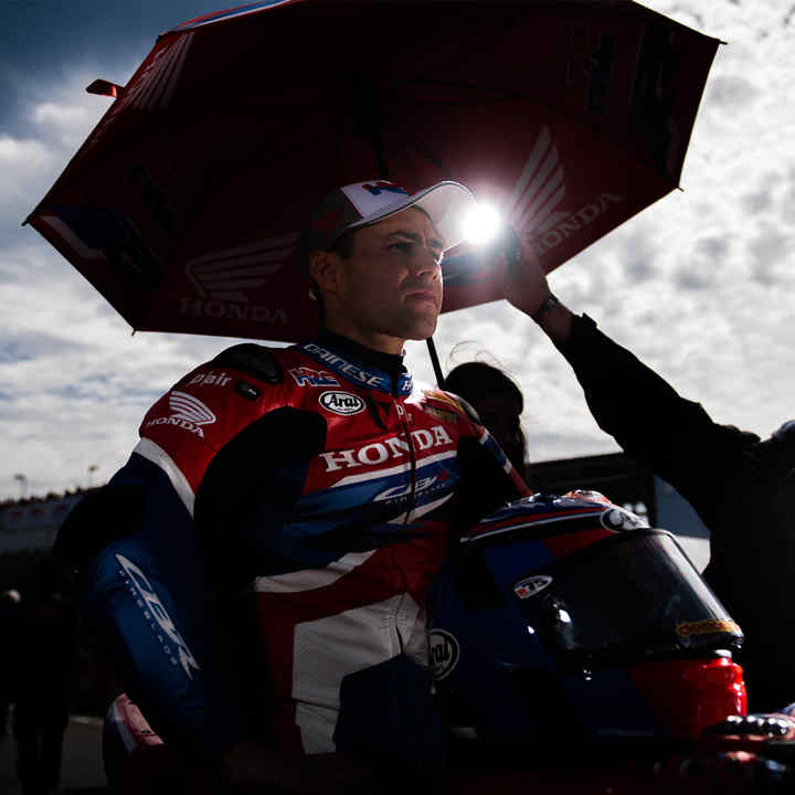 Leon Haslam, piloto del WSBK, siendo entrevistado.