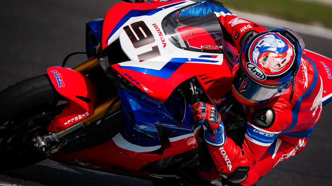 Vista frontal de tres cuartos de la Honda Fireblade en una carrera del WSBK.