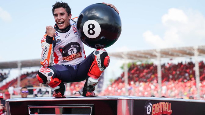 Marc Márquez, piloto del equipo Honda MotoGP, celebrando la victoria en una carrera.