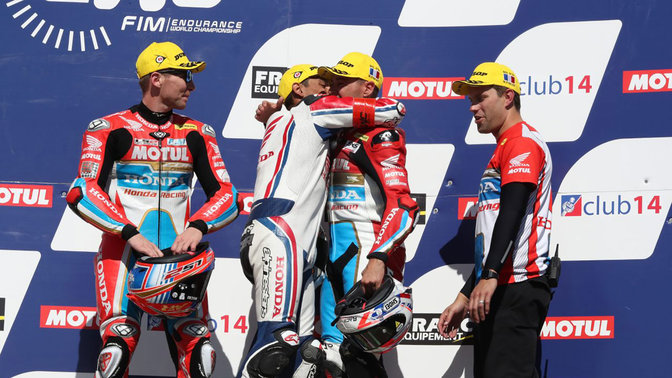 Pilotos del equipo Honda EWC celebrando una victoria.