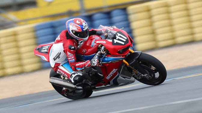 Vista delantera de tres cuartos de la Honda Fireblade durante una carrera de EWC.