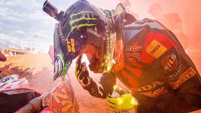 Un piloto de Honda MXGP después de la carrera en una tormenta de polvo.