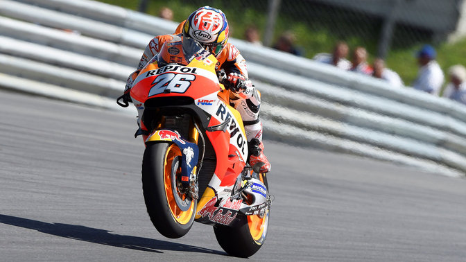 Vista frontal 3/4 de la Honda Fireblade en una carrera de MotoGP.