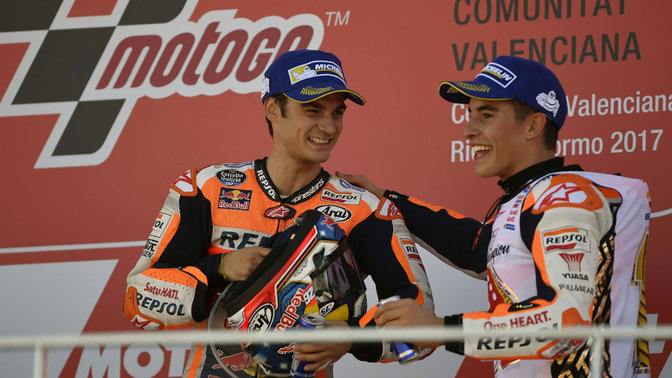 Dos pilotos de Honda en MotoGP celebran la victoria en la carrera.