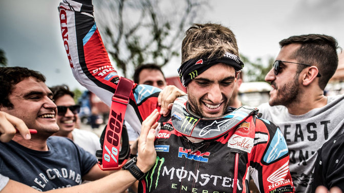 Un piloto de Honda Rally celebrando la victoria.