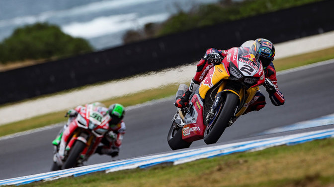 Vista delantera de tres cuartos de la motocicleta Honda de WSBK, durante la carrera.