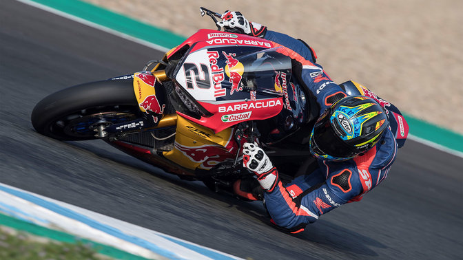 Vista frontal 3/4 de la Honda Fireblade en una carrera de WSBK.