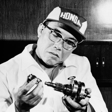 Primer plano de Soichiro Honda.