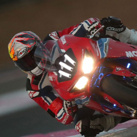 Primer plano de la motocicleta del equipo Honda EWC en pista.