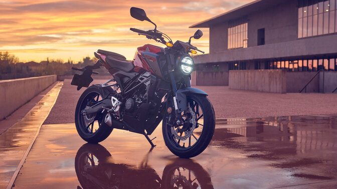 PCX125 con acompañante en un entorno urbano