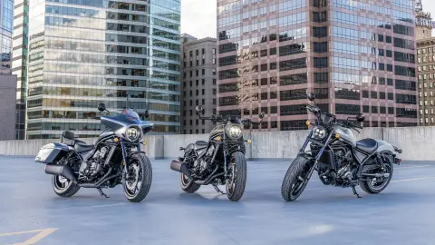 Honda CMX1100 Rebels con dos pilotos