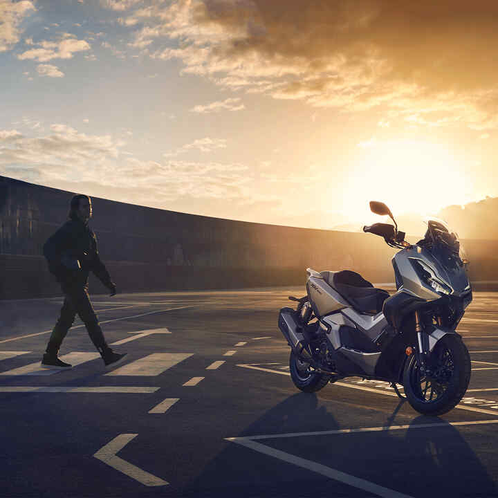 Honda ADV350 con motor deportivo y chasis robusto y suave