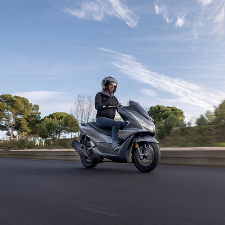 Vista 3/4 delantera de la Honda PCX125 3/4 en carretera