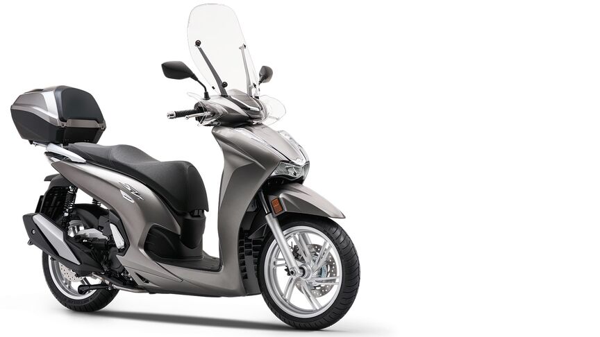 Vista frontal de tres cuartos del Honda SH300i con topbox y parabrisas.
