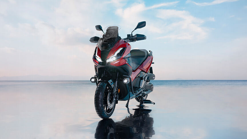 Imagen frontal de 3/4 de Honda ADV350 en un entorno costero.