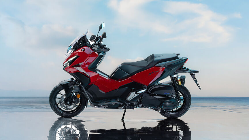 Imagen frontal de 3/4 de Honda ADV350 en un entorno costero.