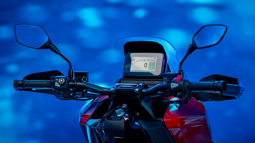 Imagen frontal de 3/4 de Honda ADV350 en un entorno costero.