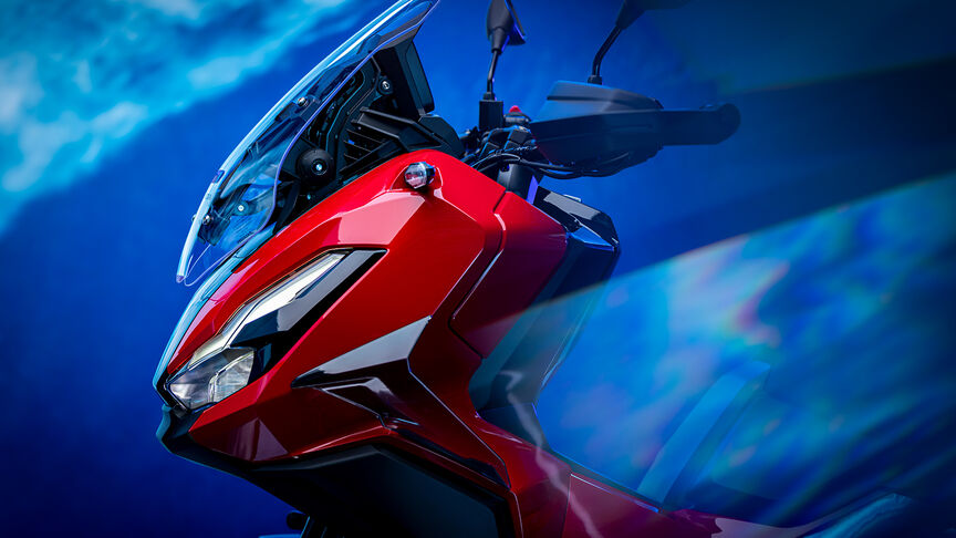 Imagen frontal de 3/4 de Honda ADV350 en un entorno costero.
