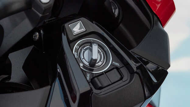 Pantalla TFT de 5 pulgadas, Honda RoadSync y llave inteligente