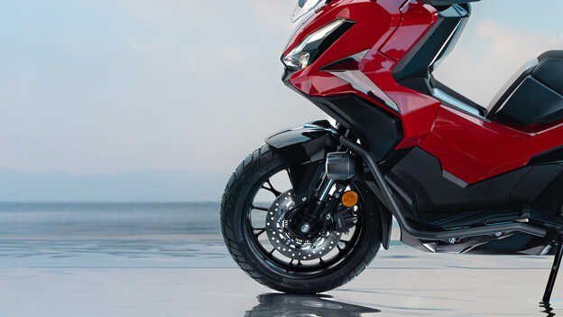 Primer plano de la rueda trasera de la Honda ADV350.