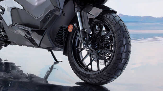 Primer plano de la rueda delantera de la Honda ADV350. 