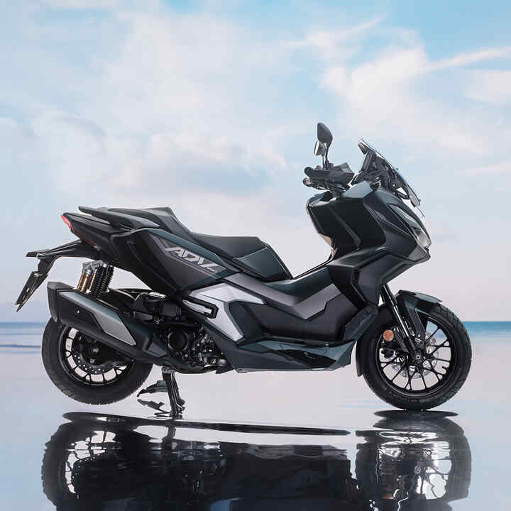Vista lateral de la Honda ADV350 en ubicación costera. 