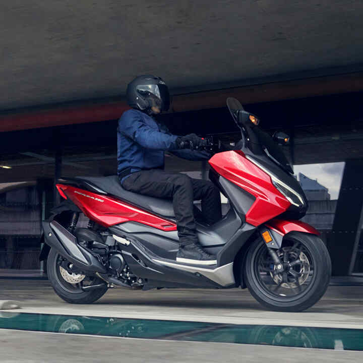 Imagen dinámica de la Forza 350 RHS con conductor