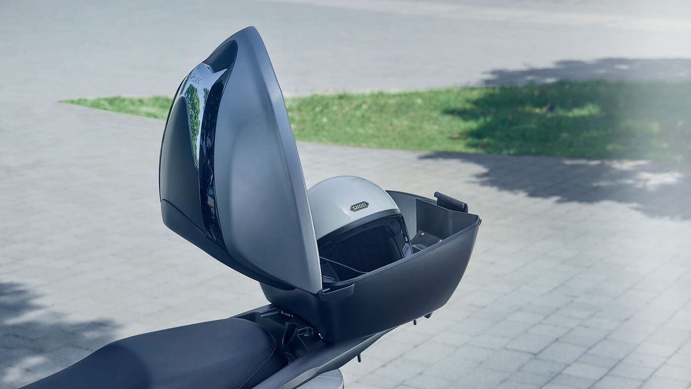 Primer plano del Top Box inteligente de 45 litros para la motocicleta Honda CUV e:.