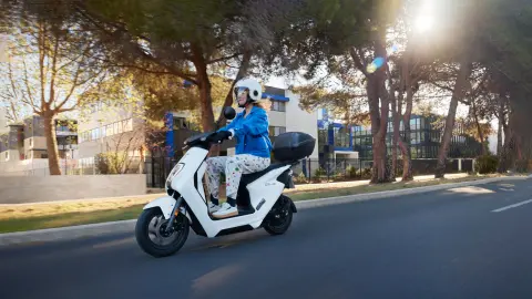 Honda EM1 e: en blanco con cofre en la carretera