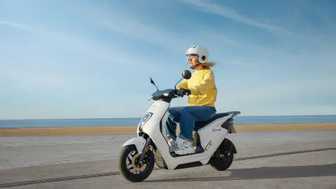 Honda EM 1e: imagen de acción junto a la playa
