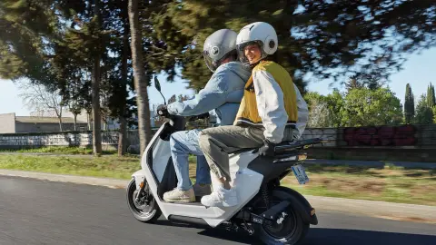 Honda EM1 e: con conductor y pasajero en alejándose