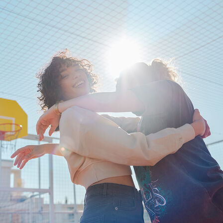 Dos modelos abrazándose al sol en el EM1 e: sesión de fotos