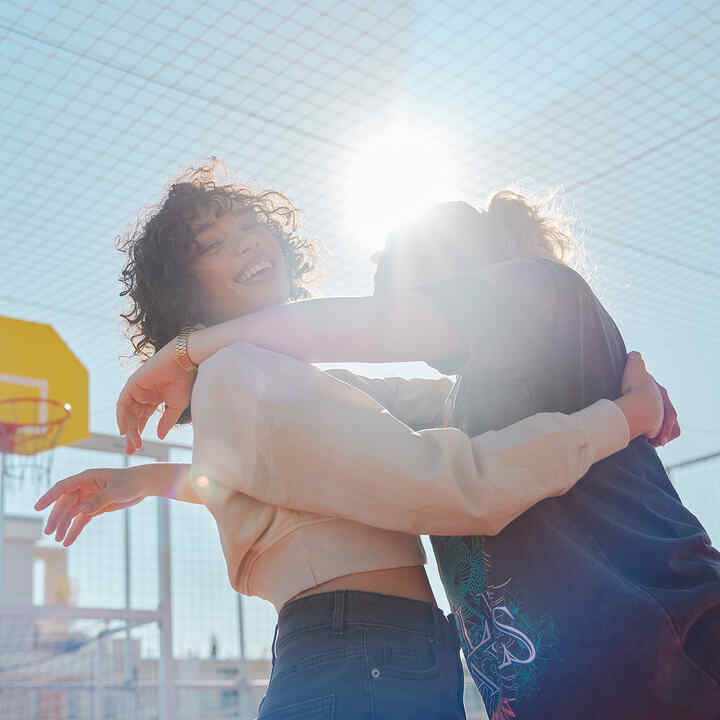 Dos modelos abrazándose al sol en el EM1 e: sesión de fotos