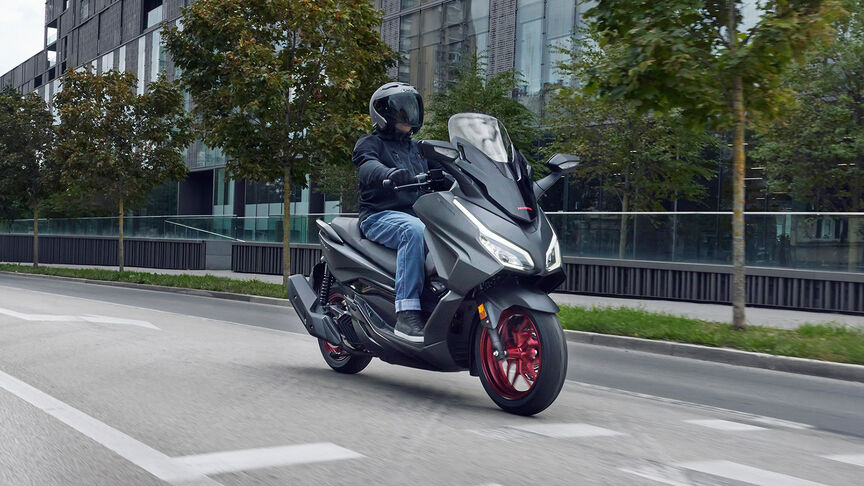 Honda Forza 125 en acción por carretera.