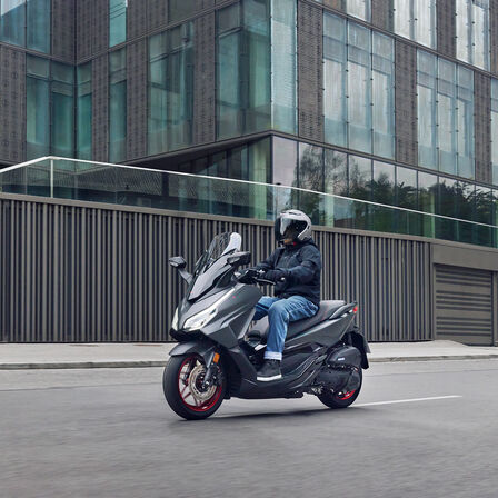 Edición especial de la Honda Forza 125, dinámica en carretera.
