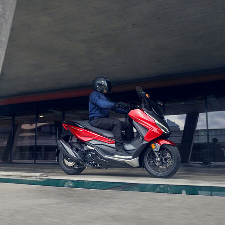 Honda Forza 350 en acción
