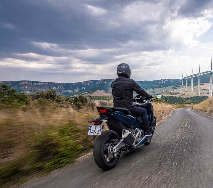 Vista dinámica trasera de tres cuartos de la Forza 750