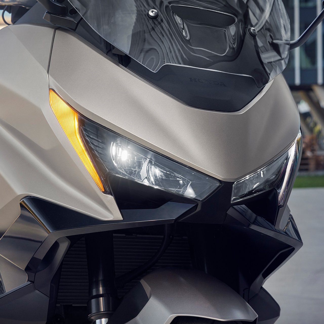 Primer plano de la visibilidad de las luces brillantes del Forza 750