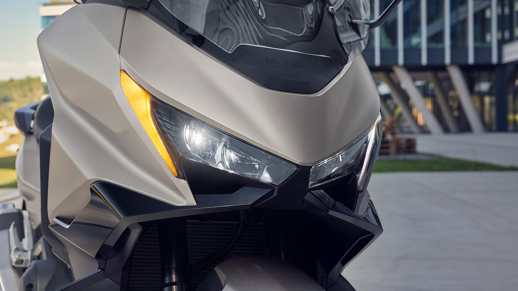 Primer plano de la visibilidad de las luces brillantes del Forza 750