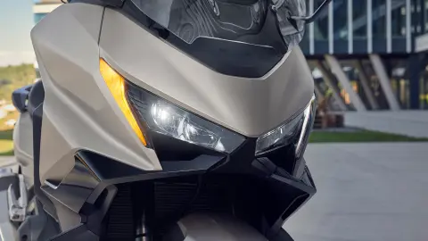 Primer plano de la visibilidad de las luces brillantes del Forza 750