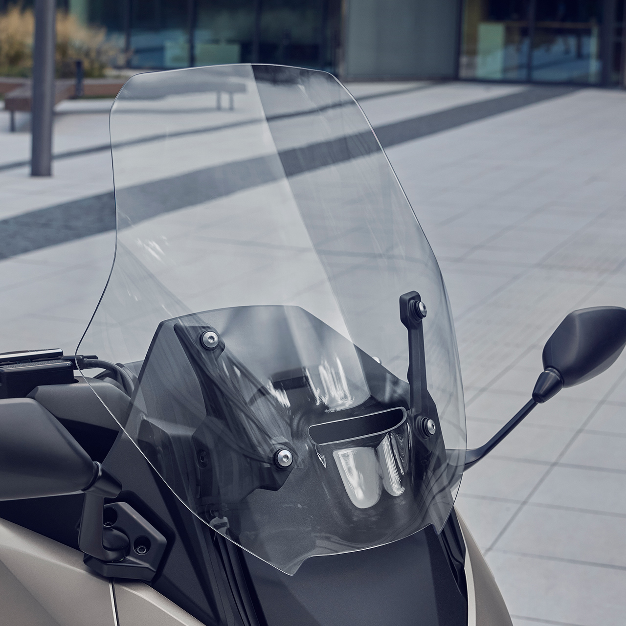 Primer plano de la pantalla eléctrica de la motocicleta Forza 750