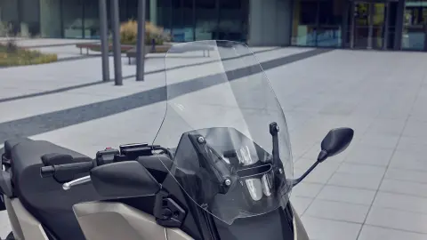 Primer plano de la pantalla eléctrica de la motocicleta Forza 750