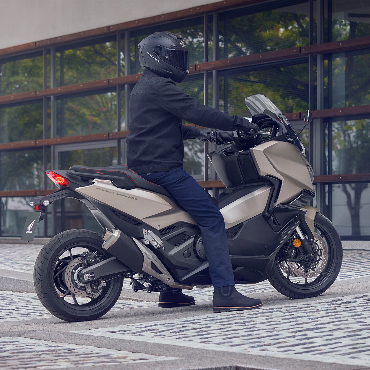 Motocicleta Forza 750 estacionada en una calle.