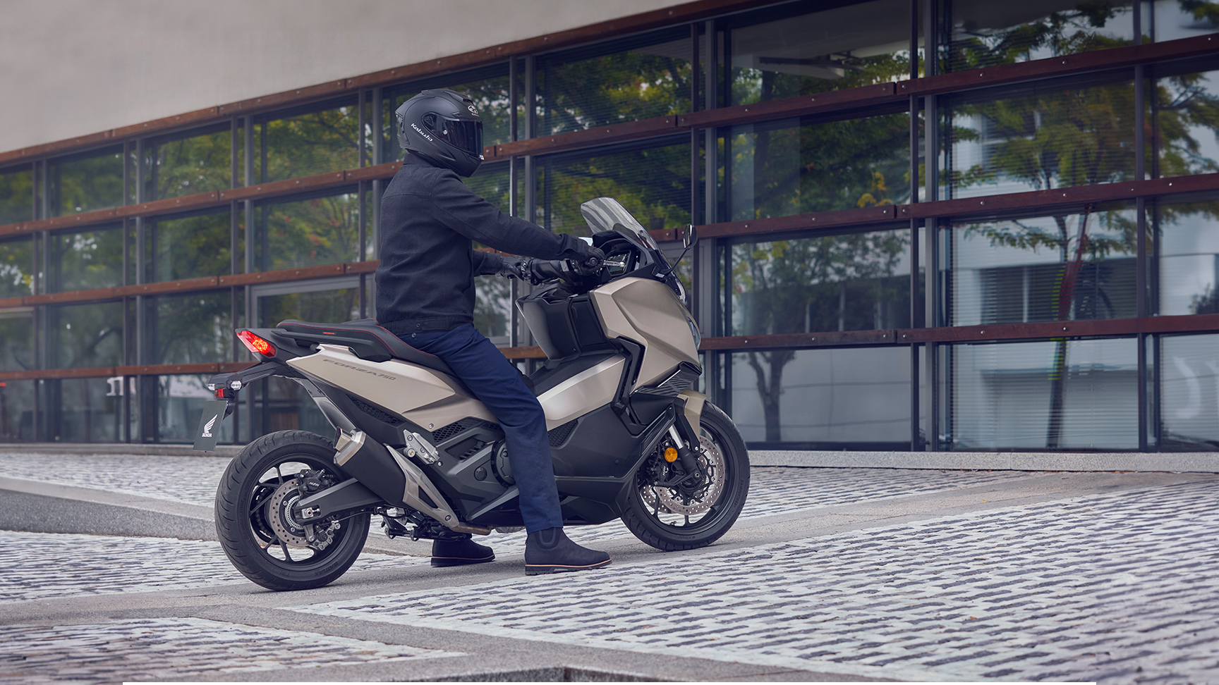 Motocicleta Forza 750 estacionada en una calle.