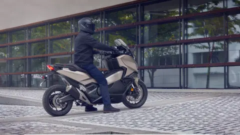Motocicleta Forza 750 estacionada en una calle.