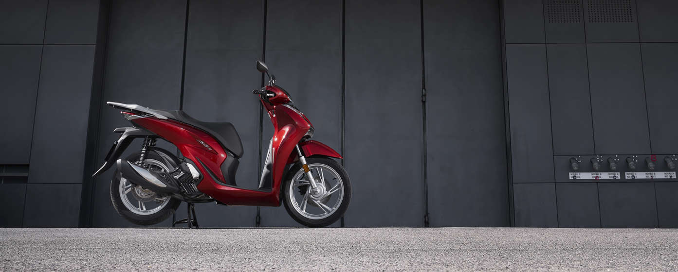 Honda SH125i en una ubicación urbana.