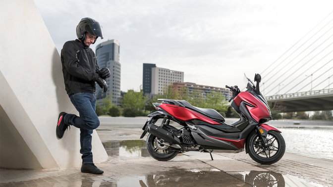 Honda Forza aparcada en una zona urbana.